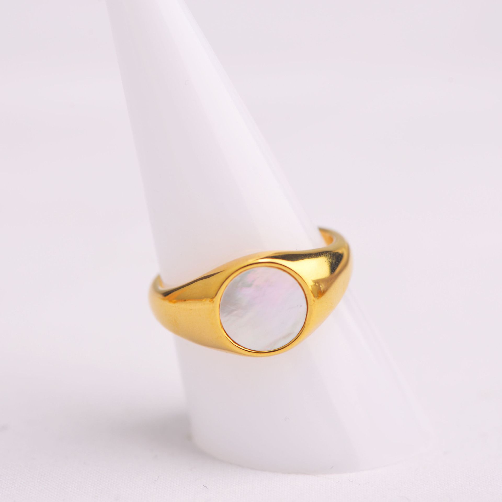 Runde weiße Fritillaria Shell Ring Weibliche