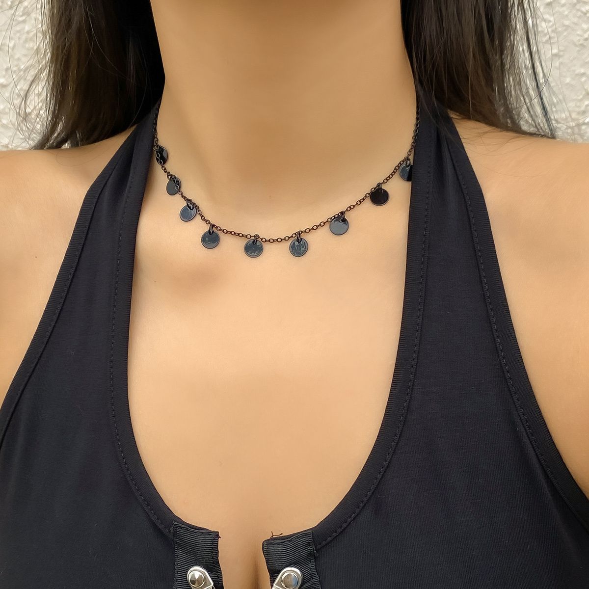 Fügen Sie Ihrem Party-Outfit einen Hauch Charme hinzu mit unserer Dainty Charm Chain Kette mit einem Stern / Round Shape Anhänger. Diese Halskette kommt mit einer verstellbaren Schlüsselkette, um jede Größe zu passen.