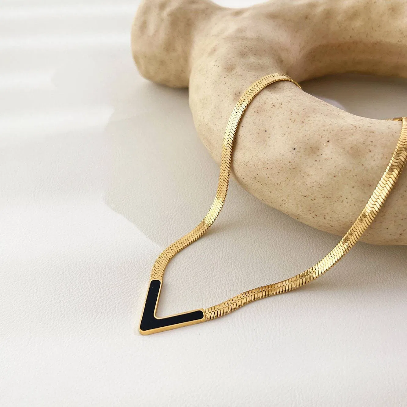 Edelstahl V-förmige Damen-Hals - Halskette, Luxus und High-End - V-Hals Flach-Schlange Knochenkette für Mädchen, Edelstahl 18K Gold-vergoldete Schlange Knochenkette, geeignet für Schmuck Geschenke