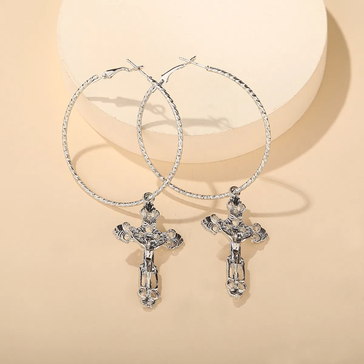 Europäischer und amerikanischer Stil beliebter Trendy Nachtclub neue personalisierte Metall Ohrringe kalter Stil Street Cross Ohrringe Big Ring