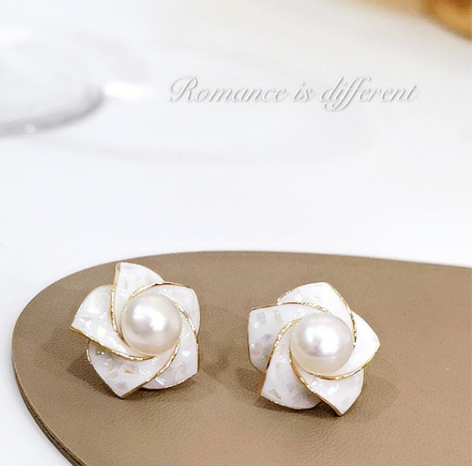 925 Silber Stud Ohrringe Camellia Drop Öl zerkleinerte Muscheln Ohrringe Perlenblumen