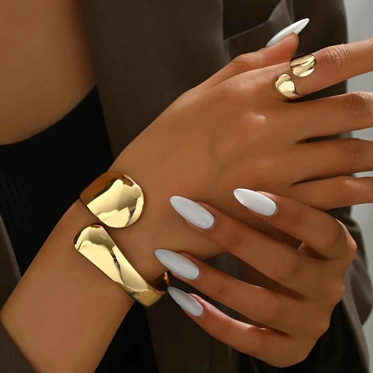 Einstellbarer offener Ring mit 14 Karat Gold - zeitlose Eleganz für jeden Anlass