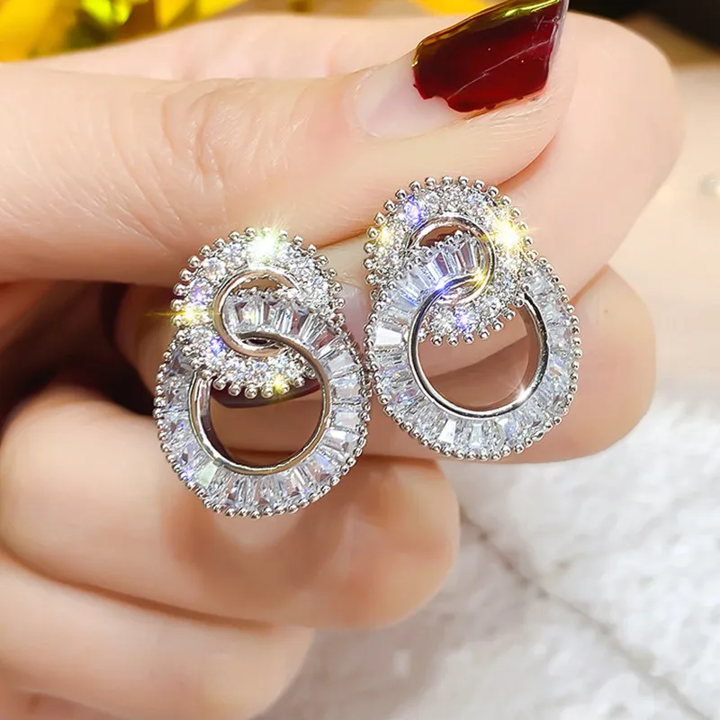 Huitan blendendendend Crystal Zircon Form 8 Frauen Stud Ohrringe Mode Schmuck Hochzeitsfeier Office Lady vielseitige Ohrringe Hot Sale