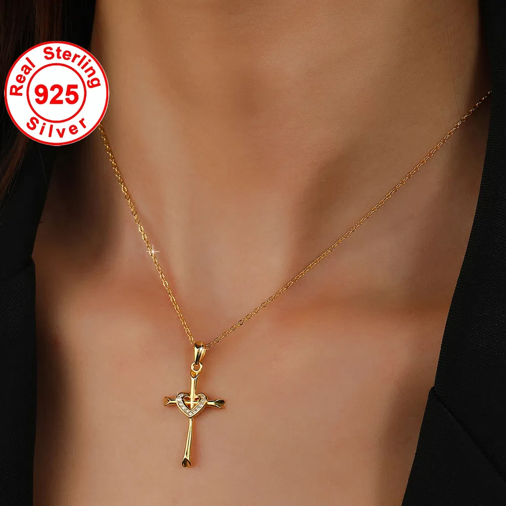 Eine silberne S925 goldfarbene Herzförmige Kreuz-Hänger - Halskette mit Zirkonium, geeignet für Männer und Frauen. Ist perfekt für den täglichen Tragen und als Festgeschenk Valentinstag oder andere Anlässe.