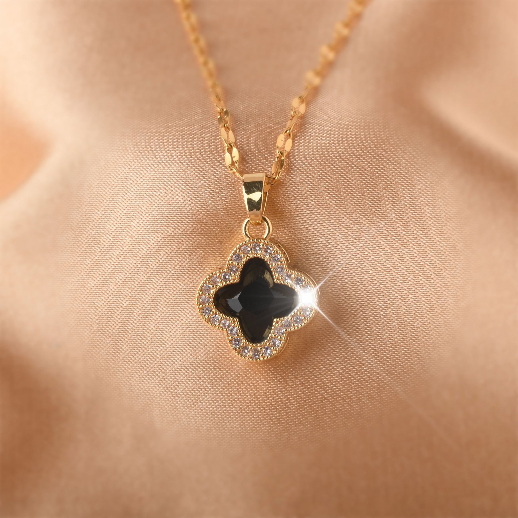 Einfache Blumenform Anhänger Halskette Eingezogen glänzendes Zirkon 18K Gold beschichtet süßes Trendy einfaches Titanstahl Muttertag / Valentinstag Geschenk