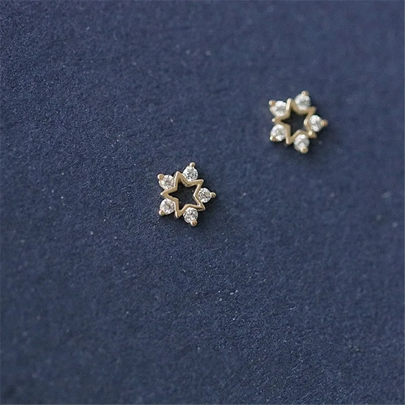 Sterling Silver Plated 14 Karat Gold Eingezogen mit Zirkonium Diamant Mini Schneeflocken Ohrringe