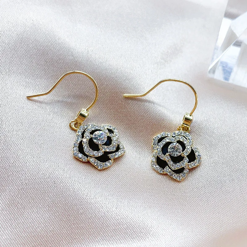 Rhinestone-Legierung Damen Ohrringe Delicate Camellia Geometrische Retro Vielseitig