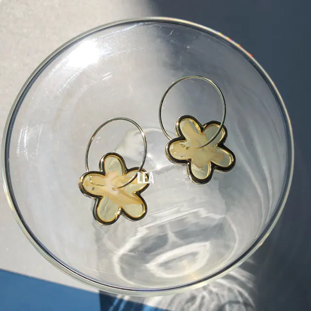 Epoxy-Blumen durchsichtiges Blütenblätter Ohrringe