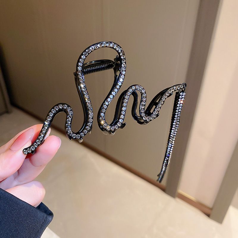 Rücken des Kopfes mit Diamond Wavy Fringe Hairpin