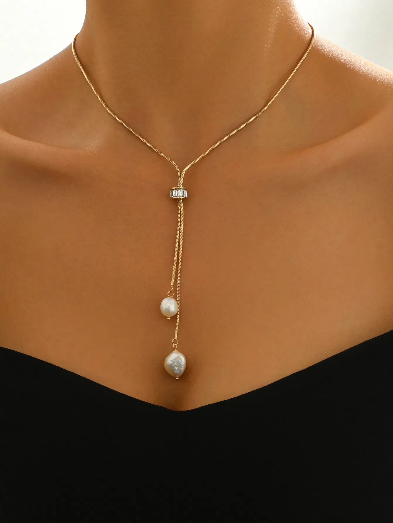 Elegante goldene Perlenhängerkette mit verstellbarer Länge, stilvollen und leichten Schmuck für Frauen, perfektes Weihnachtsschmuckgeschenk