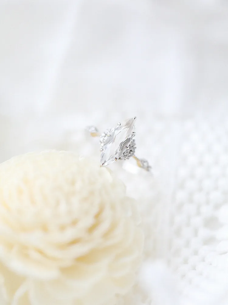 Französisch Retro Diamant Form Großkorn Weißer Kristall Ring reine Ästhetik