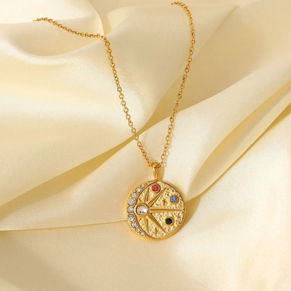 Ins Wind Edelstahl Halskette 18K Gold Sonne Mond geprägter Hammer Muster eingelegt farbenfrohe Zirkon Kreisplatte Anhänger Halskette Frauen