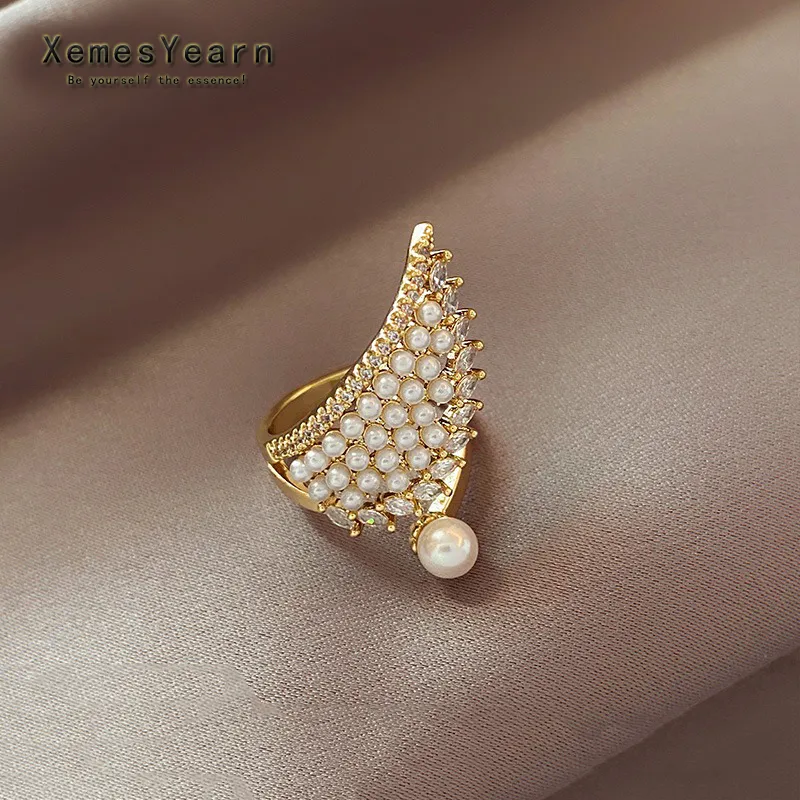 2021 Neue Luxus-Perle Zircon Wing Form Goldfarben Ring für Frau ist ein ungewöhnliches Accessoire für koreanische Mode Schmuck Party Girls