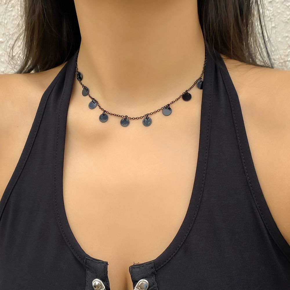 Fügen Sie Ihrem Party-Outfit einen Hauch Charme hinzu mit unserer Dainty Charm Chain Kette mit einem Stern / Round Shape Anhänger. Diese Halskette kommt mit einer verstellbaren Schlüsselkette, um jede Größe zu passen.