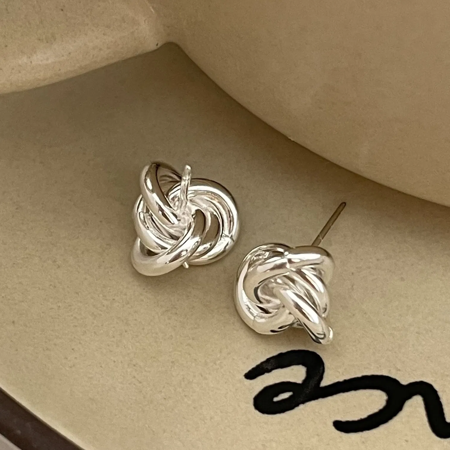 Frauen einfache und stilvolle Sterling Silber Knotted Ohrringe