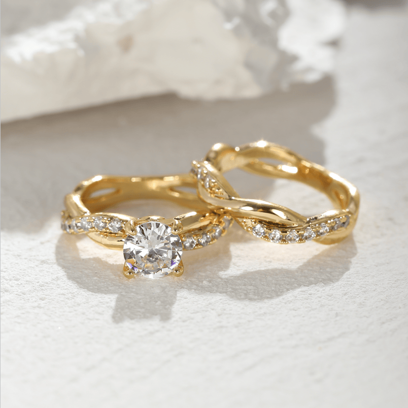 2pcs 18K Gold Plated Golden Twist Round Cut White Zircon Finger Ring Set Klassisches Design Verlobung Hochzeitsfeier Urlaub für Frauen Braut Mädchen Geschenk