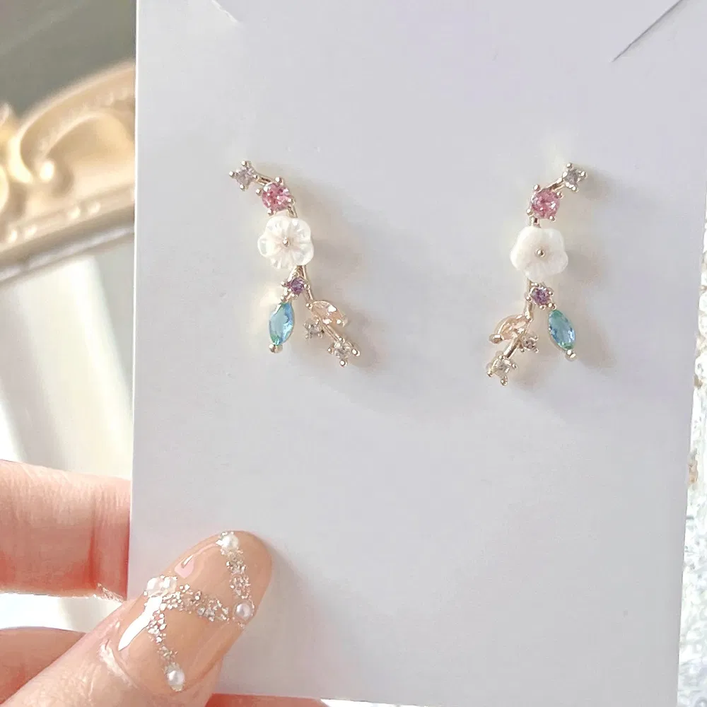 Frauen Eleganz Blume Blatt Form Zircon Ohrringe