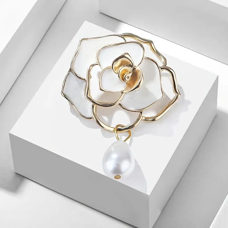 Camellia Flower Broche Pin für Frauen Mädchen Geschenke Weiße Emailblume mit simulierten Perlen Anhänger Mode Kostüm Sicherheit Pin Bequemes Kleid Kleidung Schal Hut Rucksäcke Handtasche dekorative Accessoires