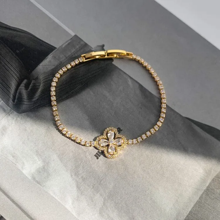 Zirkon Eingezogen Lucky Four Leaf Flower Armband für Frauen