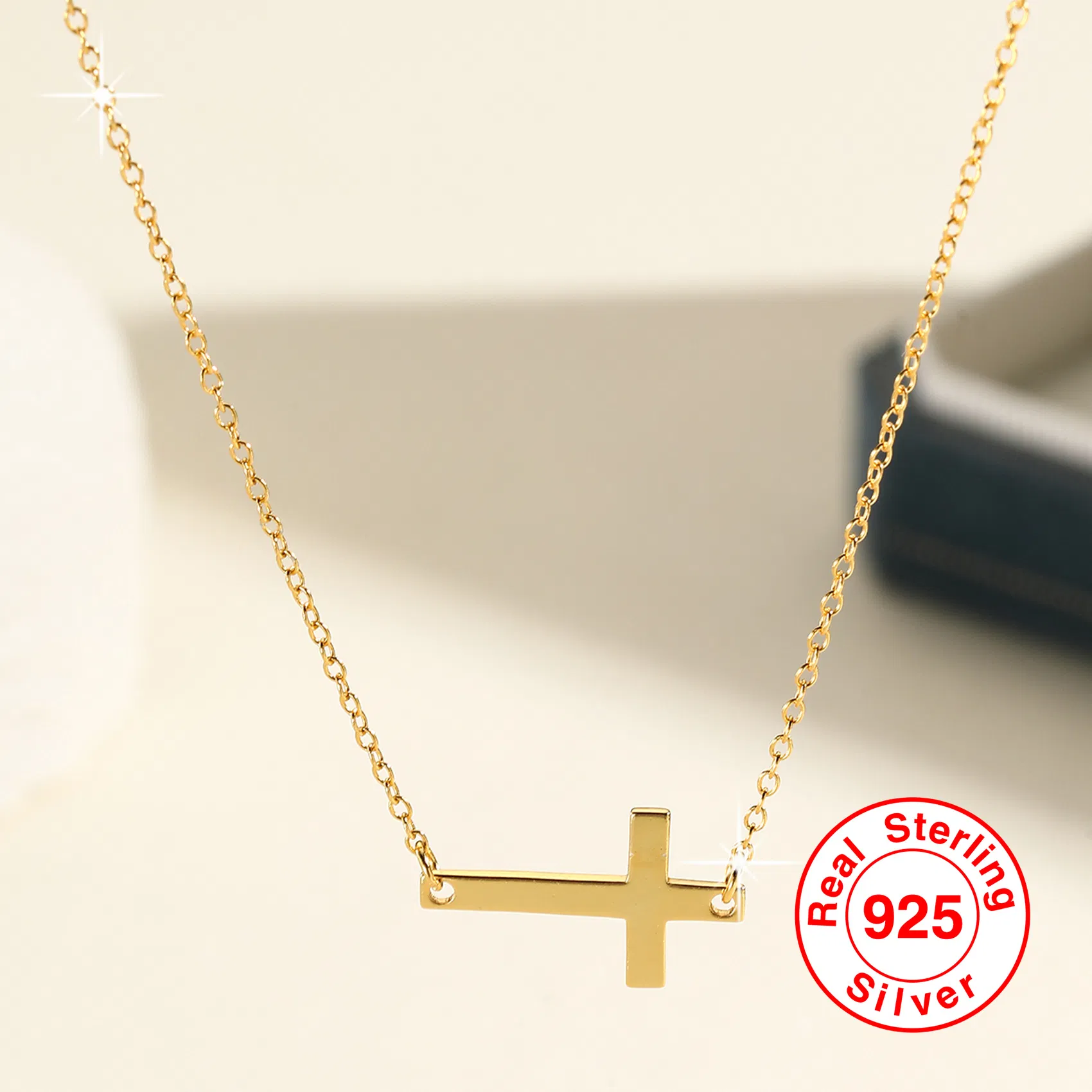 Eine s925 Sterling Silber Mini Kreuz Halskette für Frauen, einfache Schlüsselkette, geeignet für den täglichen Tragen, Weihnachten, Valentinstag, und vielseitige Party Geschenke und Schmuck.