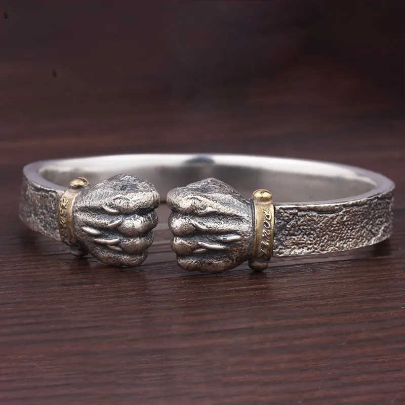 Männerpersönlichkeit mit kraftvollen Silberarmbändern