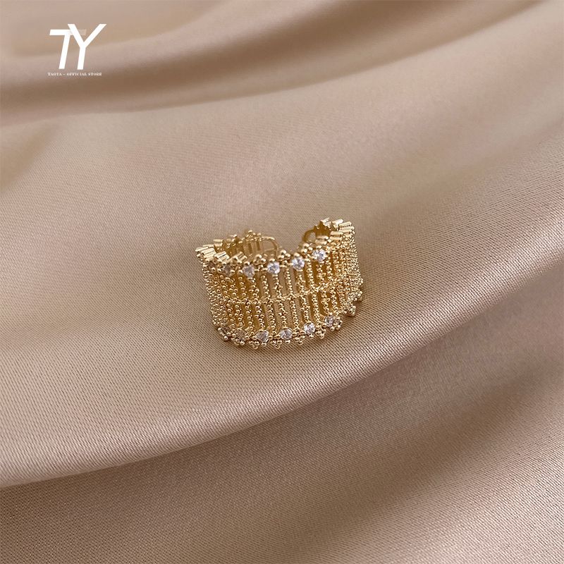Metall übertriebenes hohles Mesh eingelegt Zirkon Goldfarbe Ringe für Frau 2020 neue Mode Luxus koreanischer Schmuck Hochzeitsparty Ring