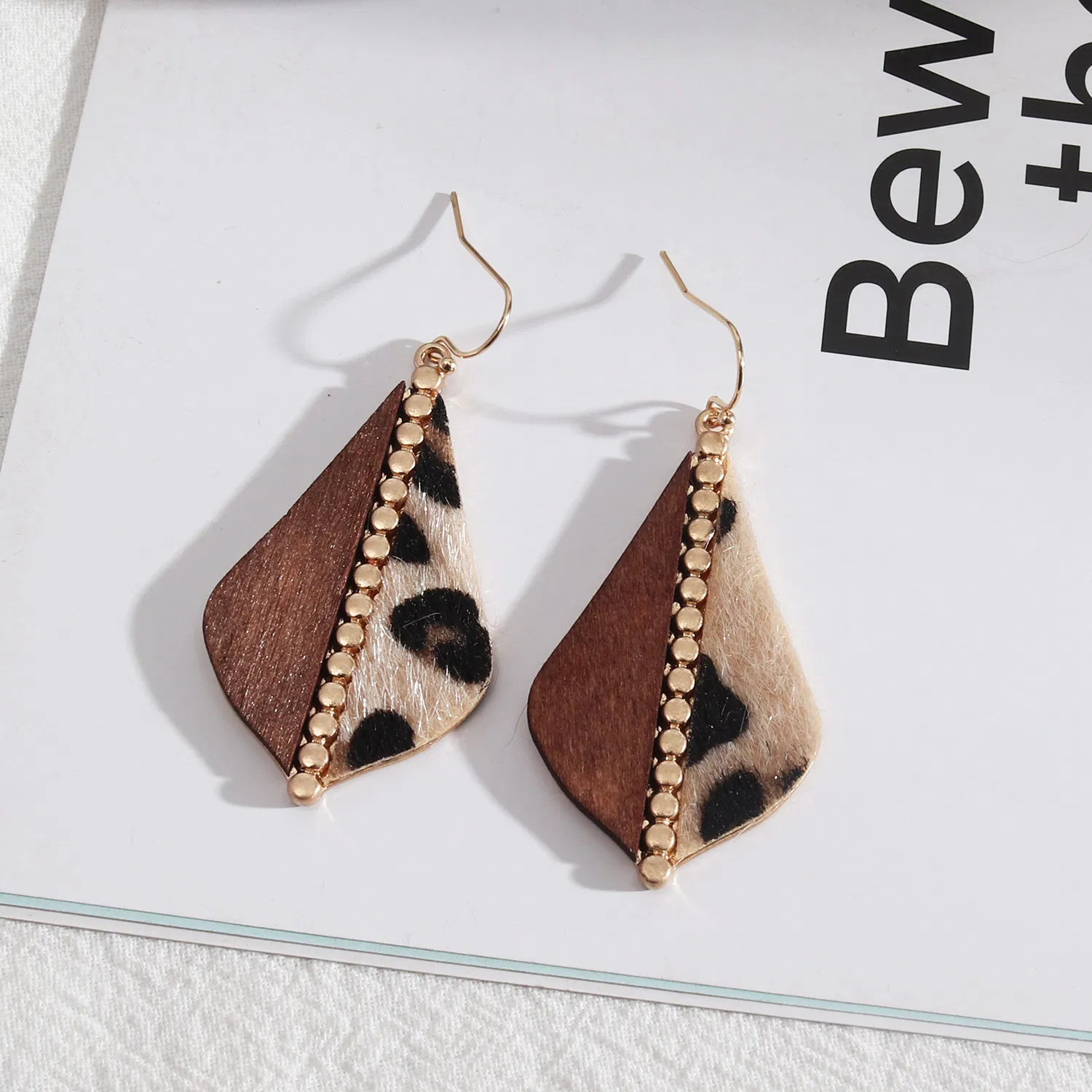 Europäische und amerikanische Stil Schmuck britische Nähte Mode Leopard Druck vielseitige Mode personalisierte Stil Leder Ohrringe für Frauen