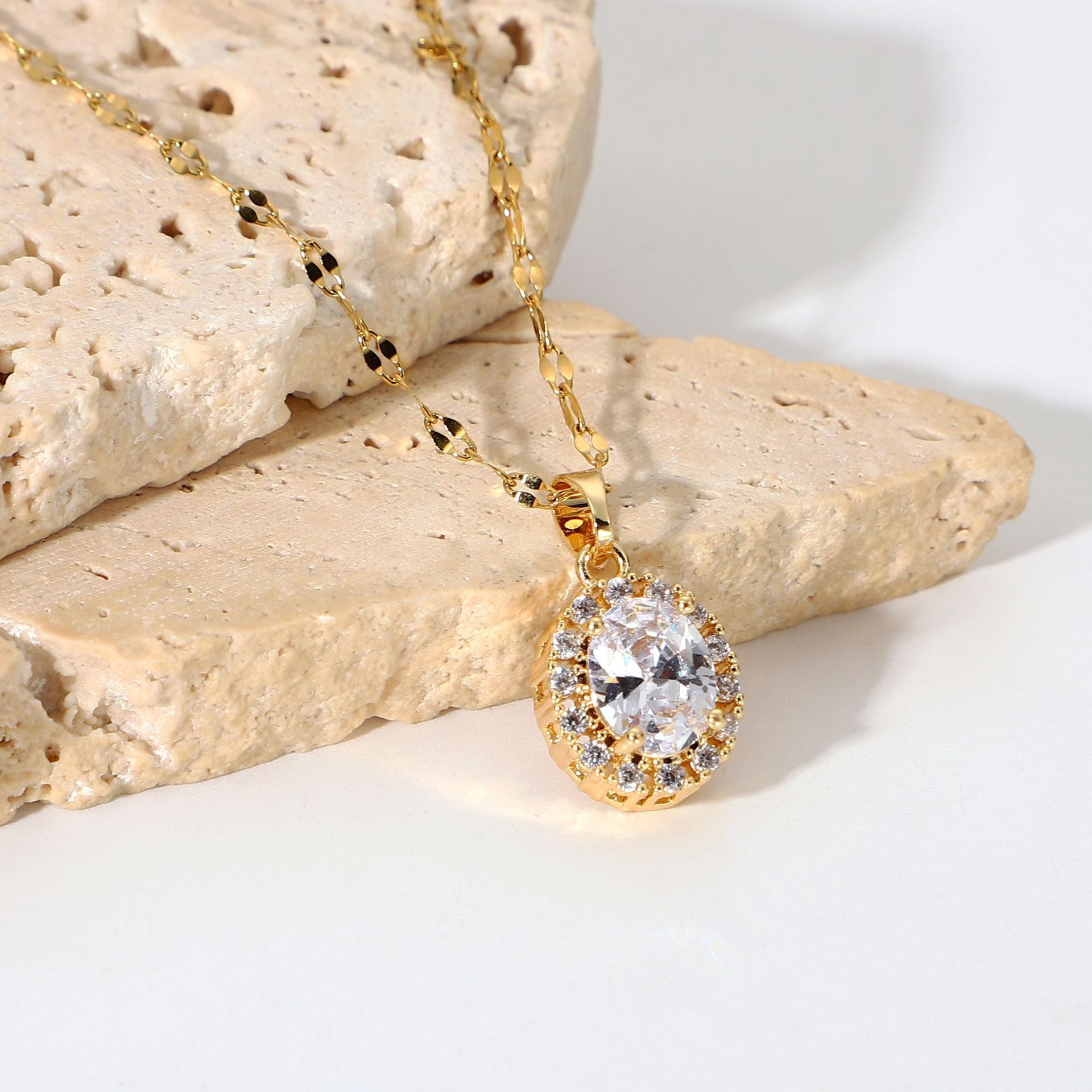 18K Gold beschichteter Edelstahl Schmuck unveränderlicher oval weiß Kubik Zirkonia Anhänger Halskette für Frauen