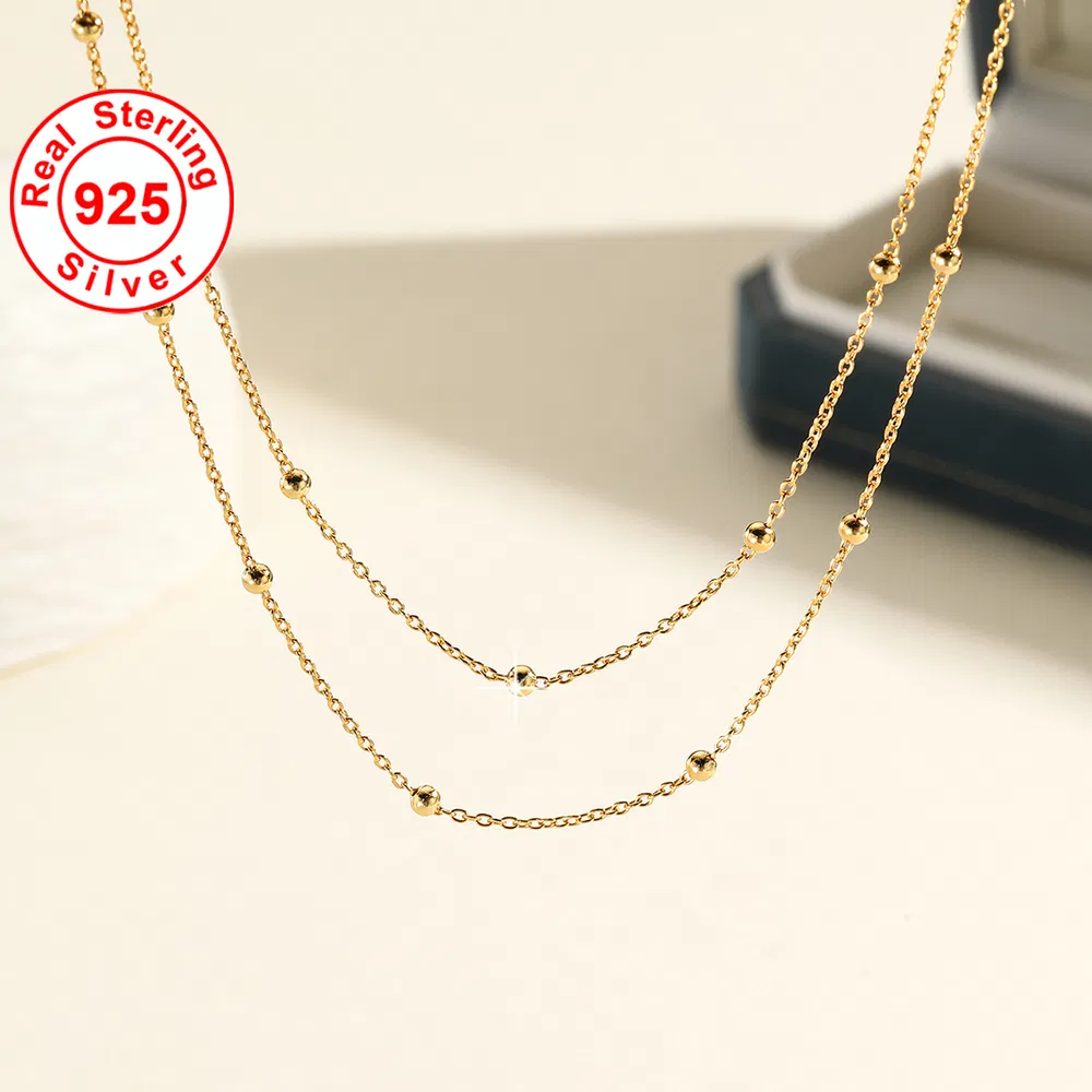 Eine zweischichtige Kettenkette mit Intervall runden Perlen im Ins-Stil, ein elegantes, klassisches goldenes Design. Perfekt für tägliche Kleidung, Partys, Valentinstag, Weihnachten und andere besondere Anlässe.