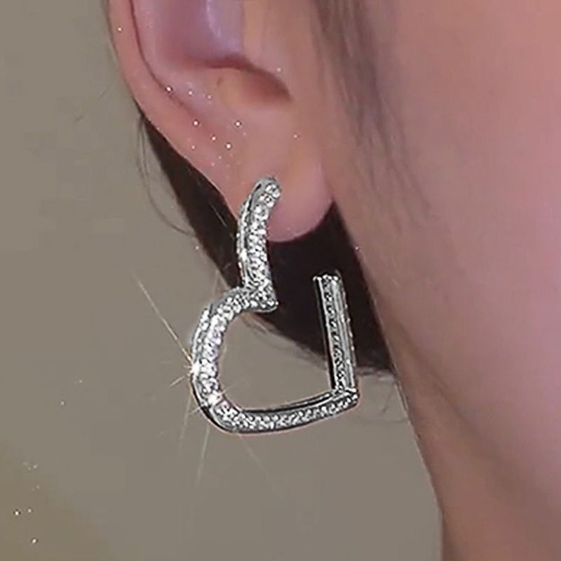 Huitan moderne Mädchen Herz-Ohrringe Mikro Pflastered Bling Bling CZ Stein Mode Frauen Ohr Piercing Ohrringe täglich tragen heißen Schmuck
