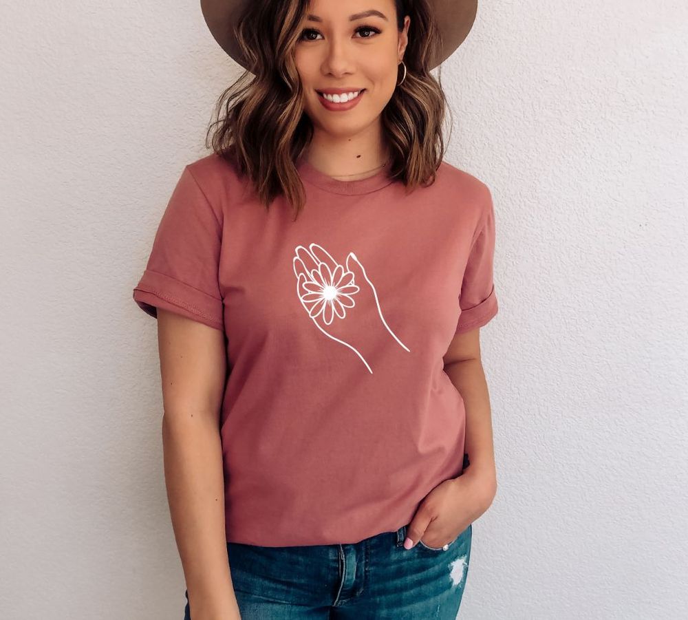 Blumenhand-T - Shirt, Spirituelles Shirt, Psychisches Shirt, Blumentop für Mädchen, Universum-Shirt, Camping-Geschenk, Muttertag-Geschenk, Mom Life Top