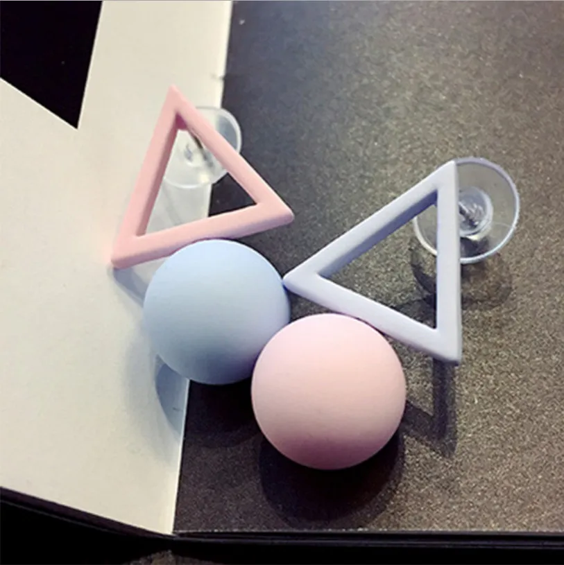 Asymmetrische geometrische Pearl Triangle Stud Ohrringe
