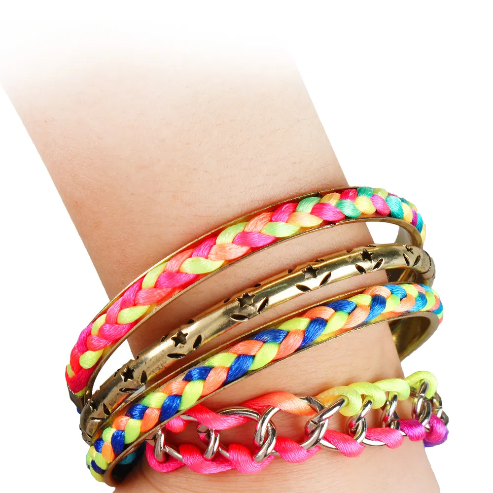 4pcs farbenfrohe Gewebe polierte Gold Armbänder Set