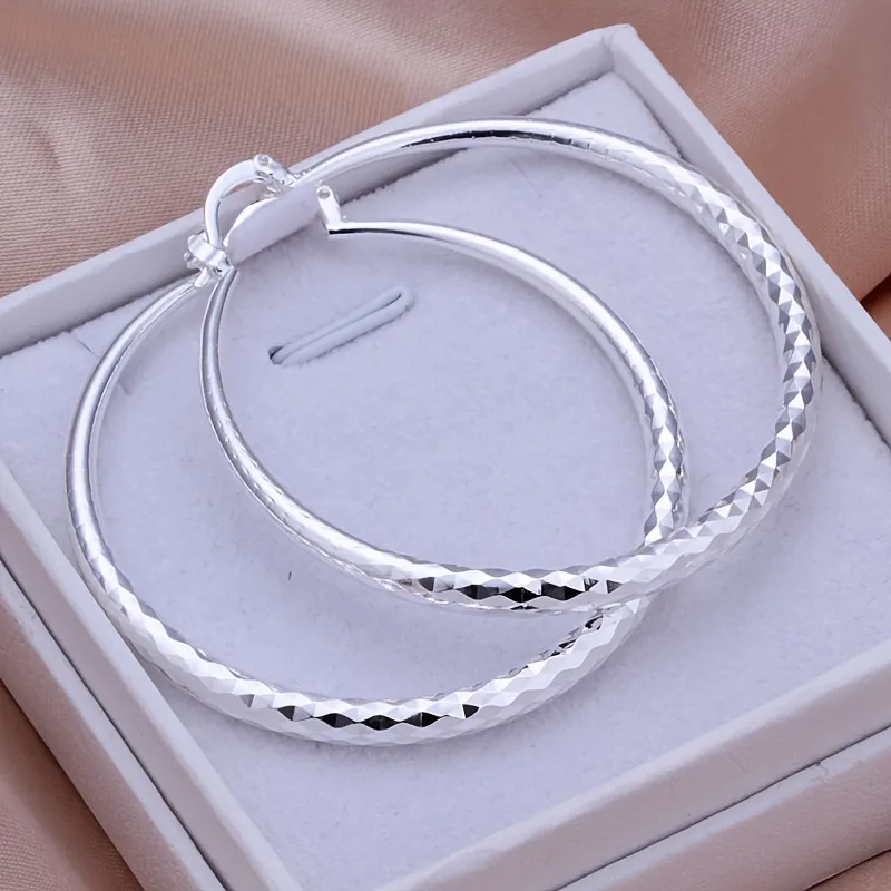 Silberne große Textured Hoop Ohrringe Damen Schmuck Silberplated Weibliches Accessoires 1Pair