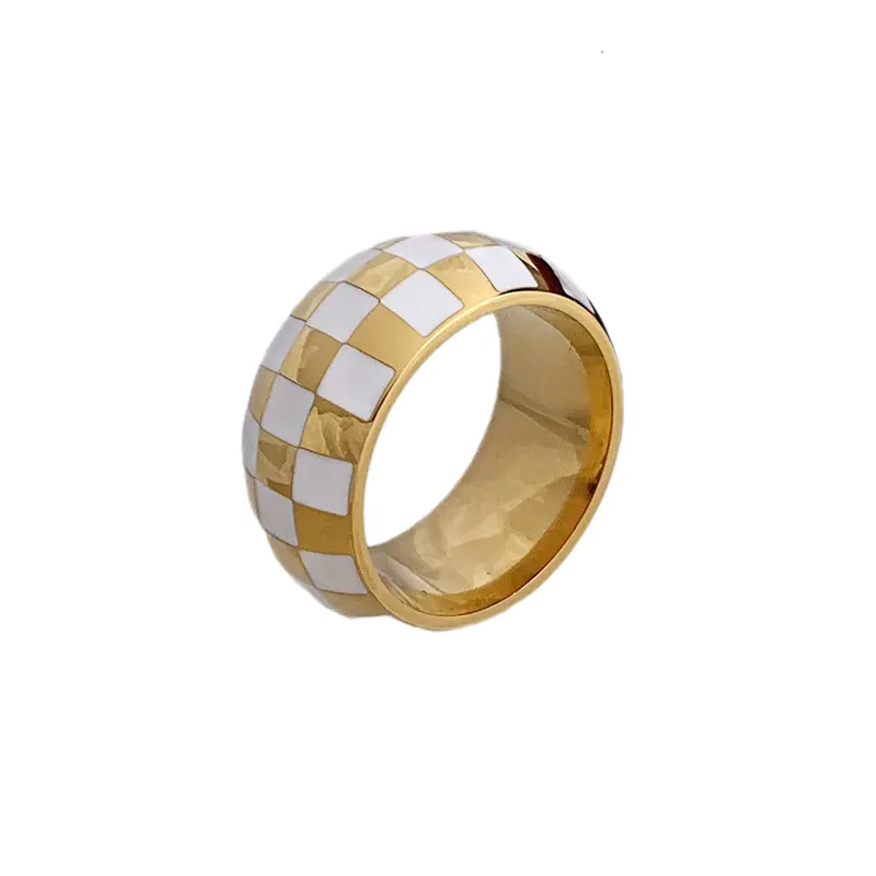 Gold White Checkered Wide Titan Steel Gold Plated Ring Vintage Persönlichkeit