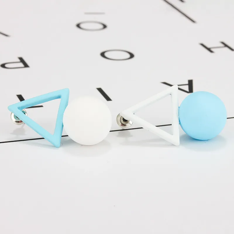 Asymmetrische geometrische Pearl Triangle Stud Ohrringe