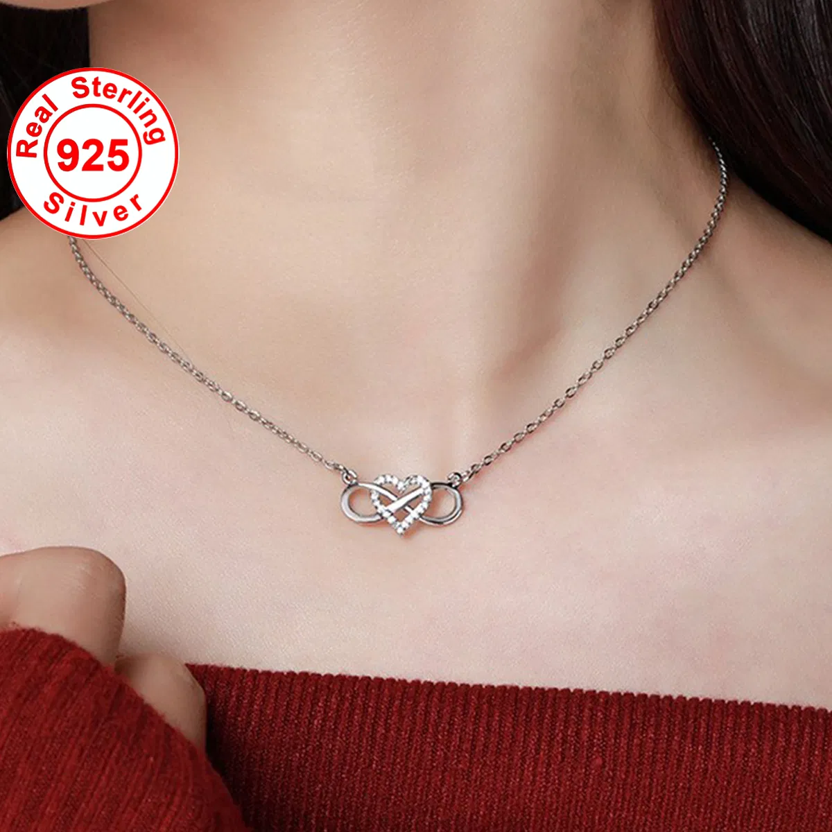 Ein modischer europäischer und amerikanischer 925 Sterling-Silber - Anhänger mit einem herzförmigen Mikro-Einlaid - 8 - Form-Infinity - Mobius-Design, geeignet für den täglichen Tragen und als klassisches Geburtstagsgeschenk