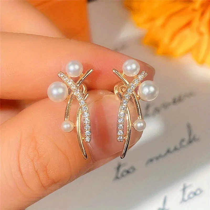Einzigartige gekreuzte Drähte Barock Faux Pearl Stud Ohrringe Elegantes einfaches Temperament 18K Gold beschichtetes Material für Frauen Date Party tägliche Work Wear Accessoires