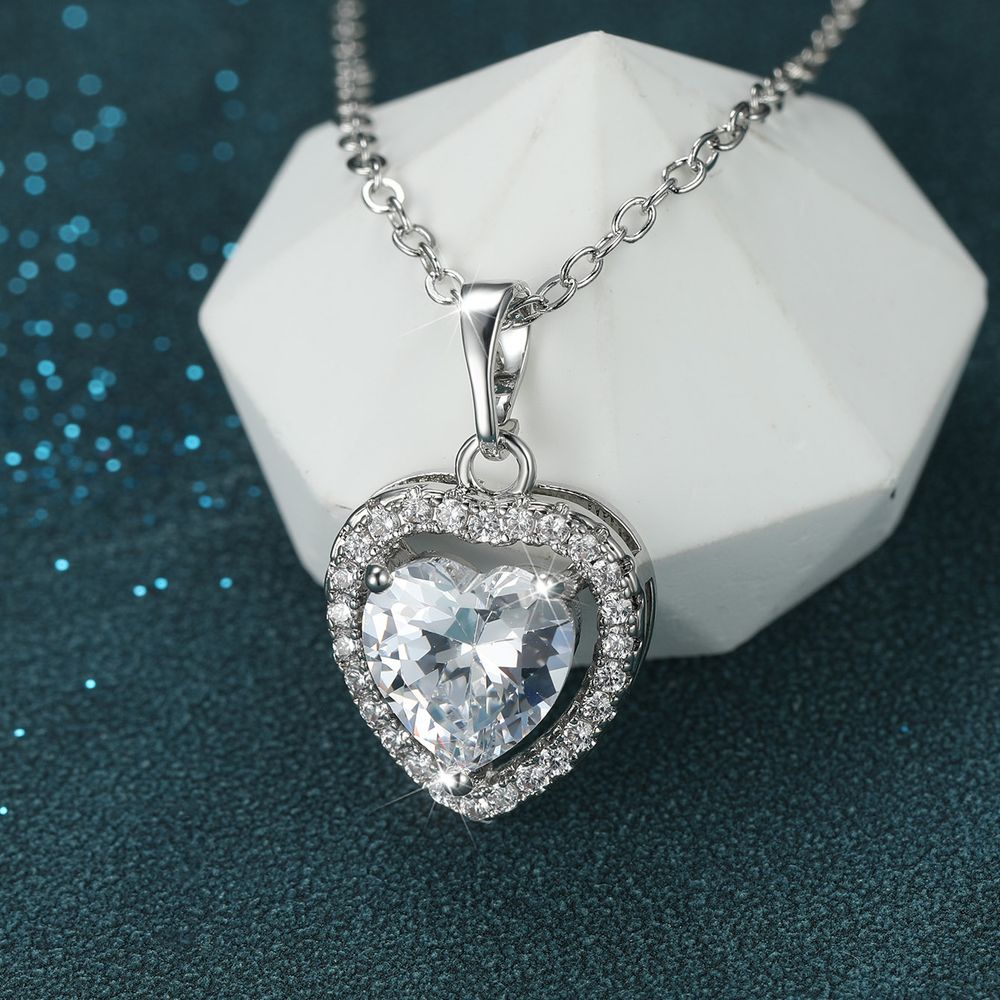Luxus weibliche weiße Kristall Anhänger Halskette Vintage Silberfarbe Hochzeit Halskette für Frauen Trendy Liebe Herzkette Halskette Valentinstag Geschenk