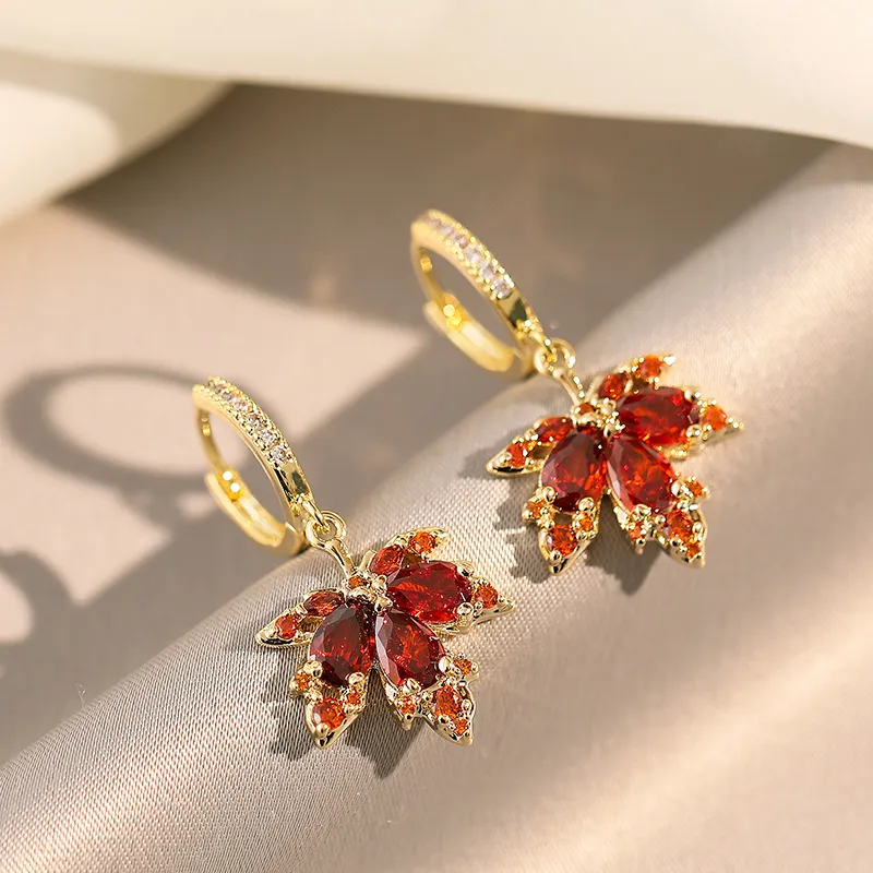 Rot Maple Leaf Drop Ohrringe Eingelassen Wassertropfen Form Zirkon Anhänger Sweet Hoop Ohrringe Urlaub Schmuck