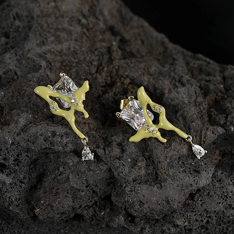 Unregelmäßige geometrische Zircon Stud Ohrringe