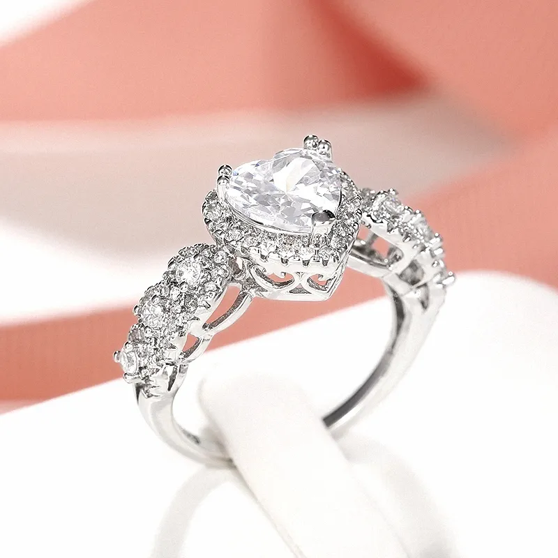 Delicate 925 Silber Plated Micro Pflaster Zirkon Herz Schneiden Weiße Kristallringe Für Frauen Braut Romantische Verlobung Vorschlag Geschenk