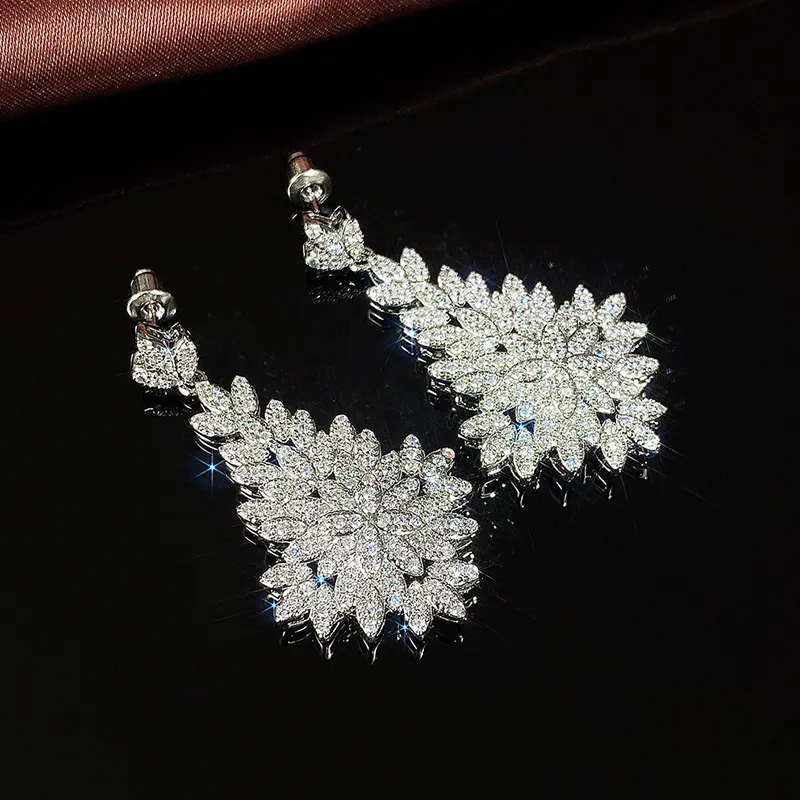 Huitan Luxus Big Leaf Drop Ohrringe Frauen Temperament Elegant Lady 's Ohr Dangle Ohrringe für Party Brilliant CZ Jewelry 2022
