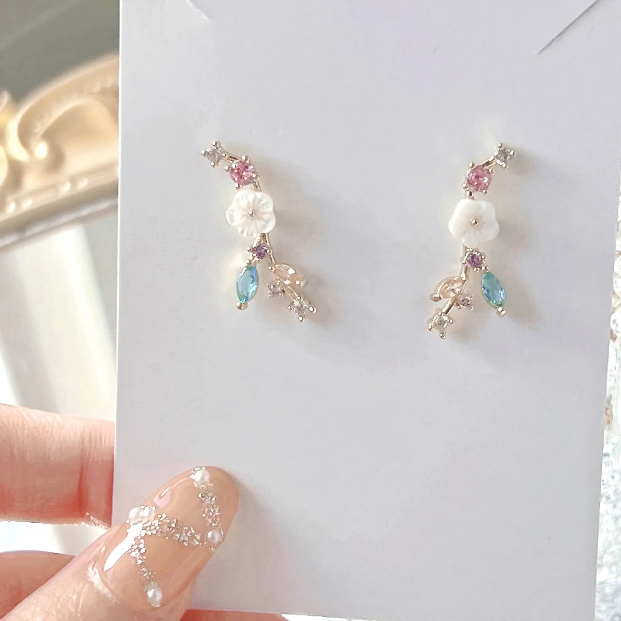 Frauen Eleganz Blume Blatt Form Zircon Ohrringe