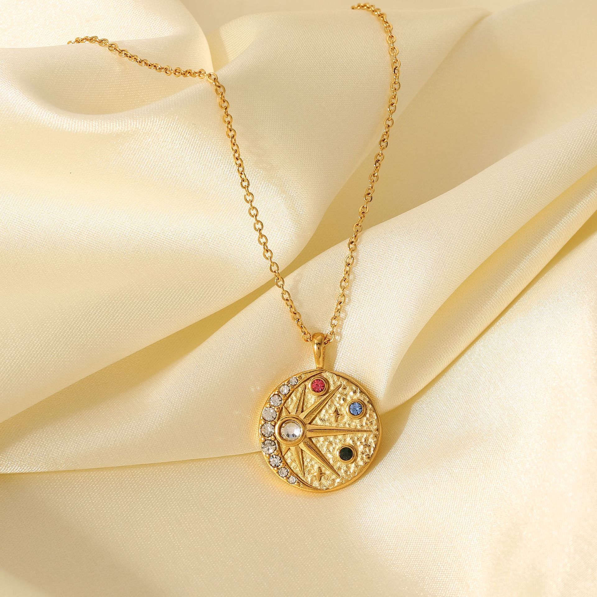 Ins Wind Edelstahl Halskette 18K Gold Sonne Mond geprägter Hammer Muster eingelegt farbenfrohe Zirkon Kreisplatte Anhänger Halskette Frauen