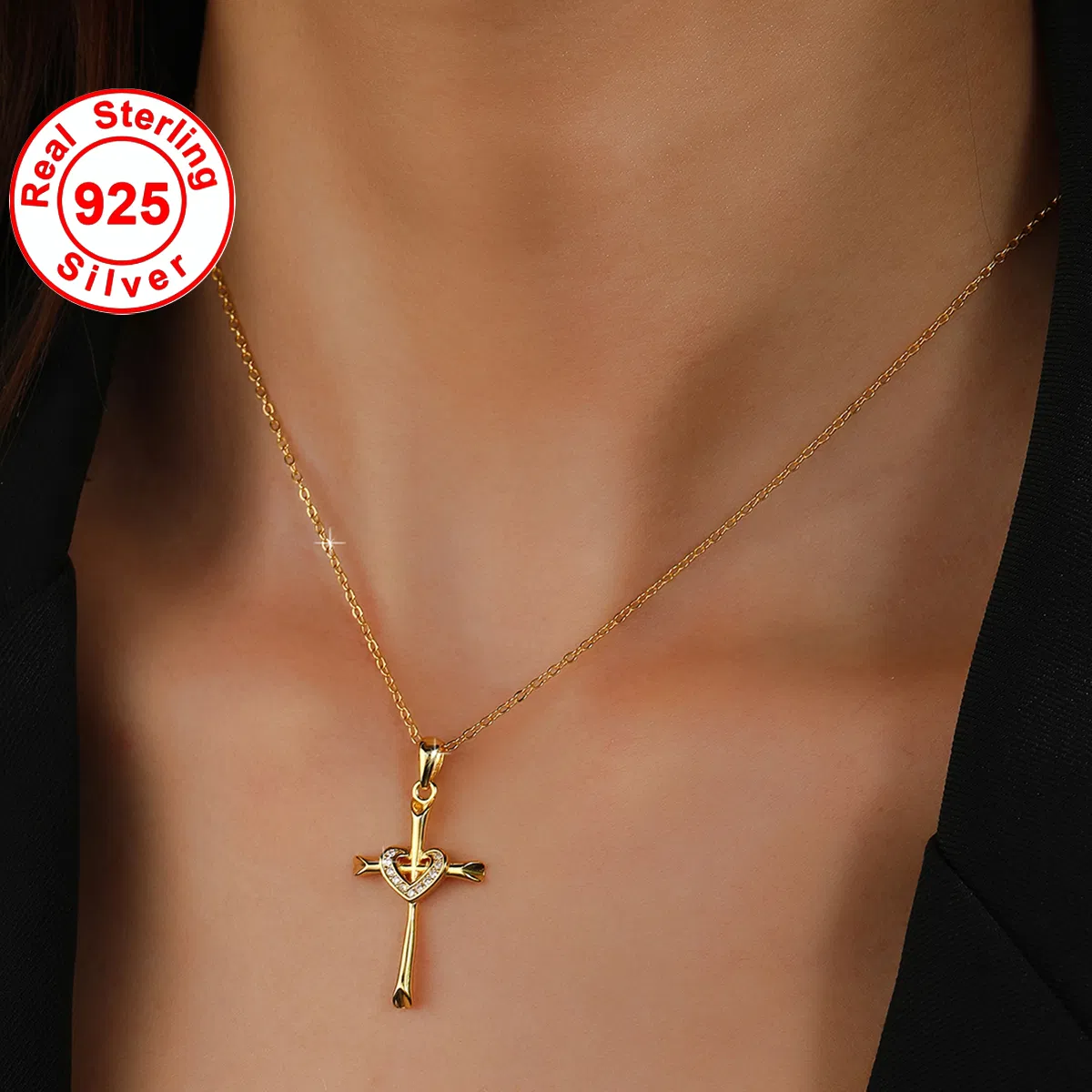 Eine silberne S925 goldfarbene Herzförmige Kreuz-Hänger - Halskette mit Zirkonium, geeignet für Männer und Frauen. Ist perfekt für den täglichen Tragen und als Festgeschenk Valentinstag oder andere Anlässe.