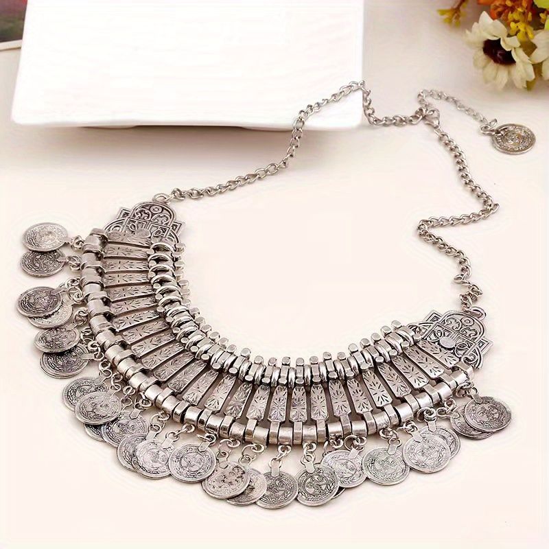 Machen Sie eine Aussage mit unserer übertriebenen Multi-Layer - Münzen-Kette mit Metallschnitzerei und Tassel Detail - Perfekt für Festivals und Feiertage