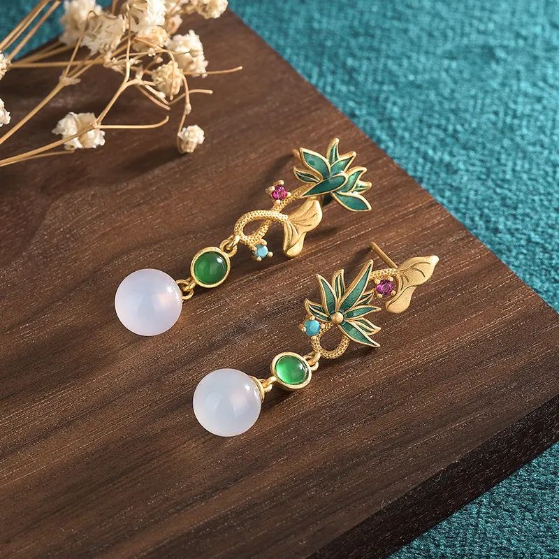 Kreatives Design Asymmetrisches Lotus Natürliche Chalcedony Ohrringe Retro-Temperament mit antiken Kostüm Ohrringe