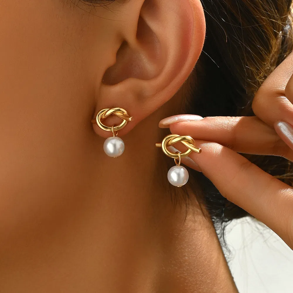 Elegante Goldknoten Perl Drop Ohrringe - Klassische und bequeme Stangen für einen raffinierten Look
