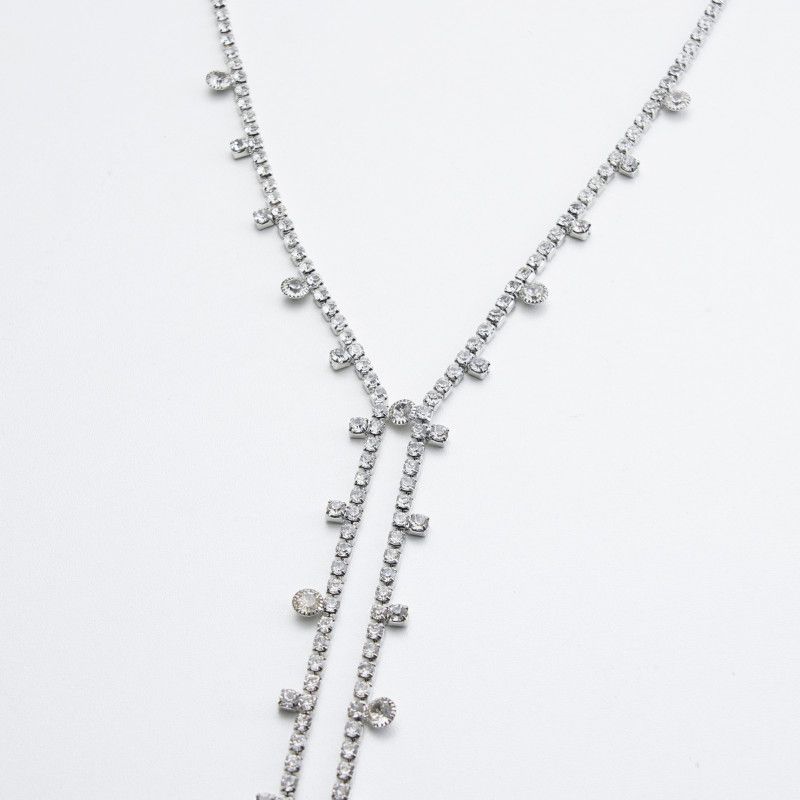 Fügen Sie Ihrem Outfit einen Hauch von Luxus mit unserer Y-förmigen Rhinestone - Halskette - das perfekte Accessoire für einen sexy und authentischen Look!